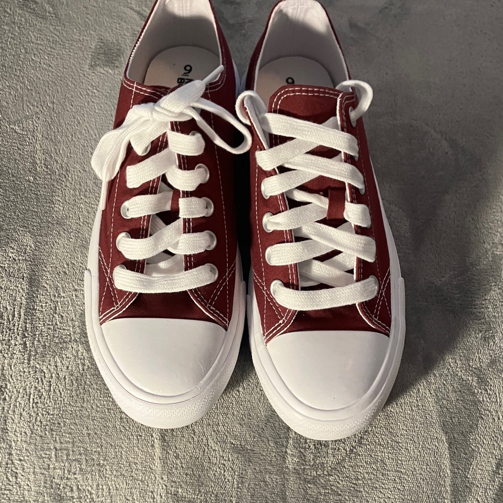 No Boundaries Maroon and White Low Top Sneakers